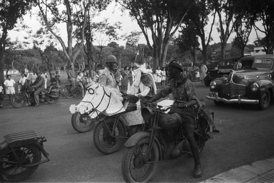 Sinterklaas bij de Nederlandse troepen in Indie De Sint spreekt een motorordonn, Bestanddeelnr 110-6-1