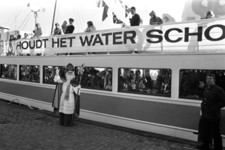 Sinterklaas arriveert per boot in Rotterdam, Sint voor boot met spandoek Houdt , Bestanddeelnr 925-1244