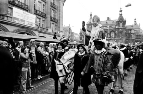 Sinterklaas, wuivend op zijn schimmel passeert met zijn gevolg het publiek van k, Bestanddeelnr 930-5454
