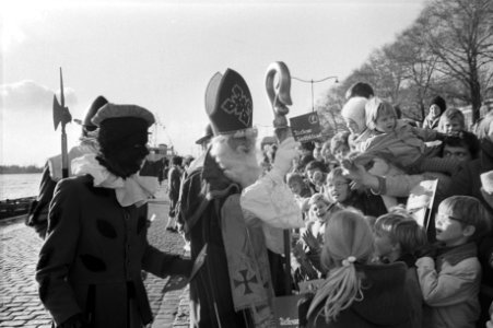 Sinterklaas arriveert per boot in Rotterdam, Sint en Piet begroeten kinderen, Bestanddeelnr 925-1245