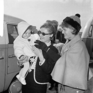 Sjoukje Dijkstra (rechts) met links haar nichtje, peuter Conchita, Bestanddeelnr 918-3704