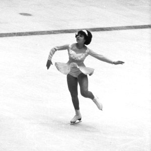 Sjoukje Dijkstra tijdens haar kur te Innsbruck, Bestanddeelnr 916-0423 (cropped)