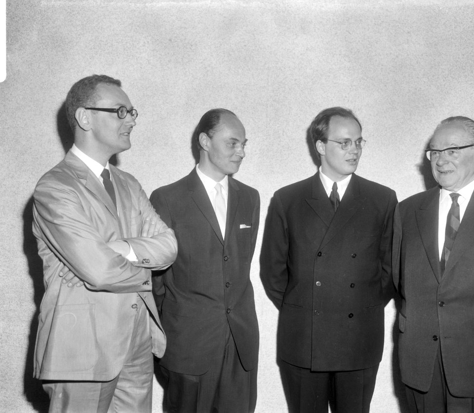 Sikkensprijzen 19651966 uitgereikt, de winnaars, v.l.n.r W. Graatsma , J. Sloth, Bestanddeelnr 919-2261