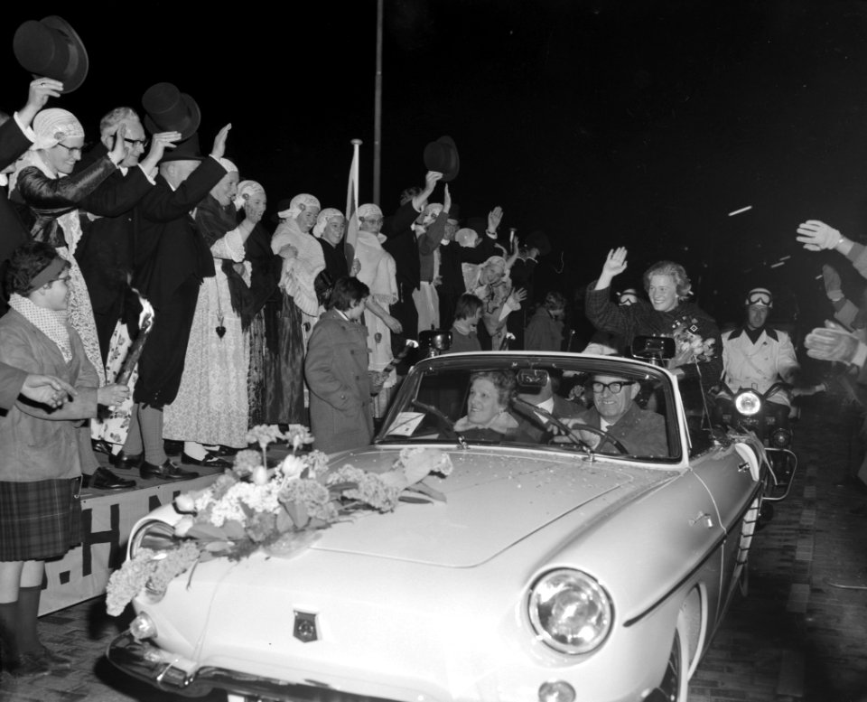 Sjoukje Dijkstra terug in Nederland rijtoer door Amstelveen, Bestanddeelnr 913-6663