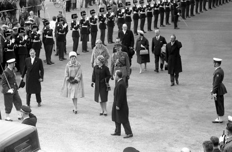 Sjah van Perzie echtgenote en prinses Beatrix erewacht, Bestanddeelnr 913-8402