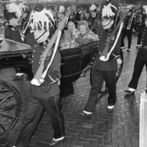Sjoukje Dijkstra feestelijk ingehaald in Amsterdam. Sjoukje in koets naast haar , Bestanddeelnr 914-9359