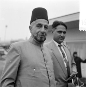 Sjeik Al Haadj Mian Mohammed met kok op Schiphol, Bestanddeelnr 913-0020