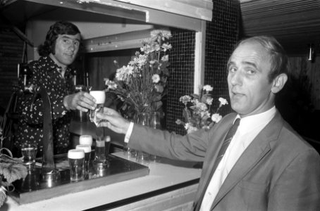 Sjaak Swart verricht opening zaalverhuurbedrijf in Roothaanhuis, Bestanddeelnr 926-5965