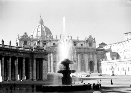 Sint-Pietersplein met in het midden de Sint-Pietersbasiliek en daarvoor één van , Bestanddeelnr 252-1751