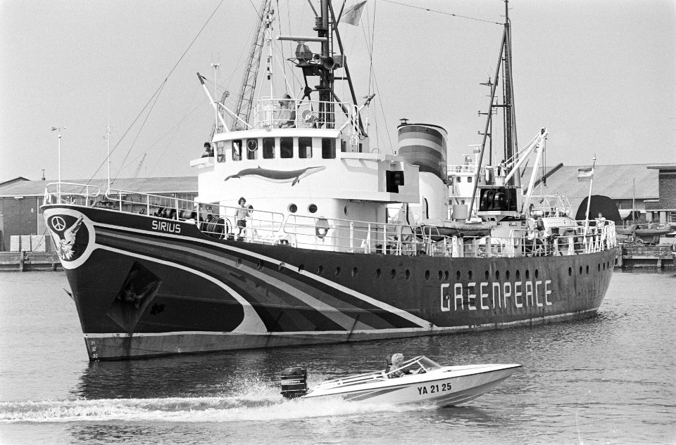Sivius, het aktieschip van Greenpeace in de haven van Amsterdam voor vertrek n, Bestanddeelnr 932-1555