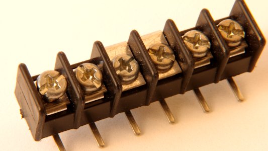 Six terminal surface mount barrier strip