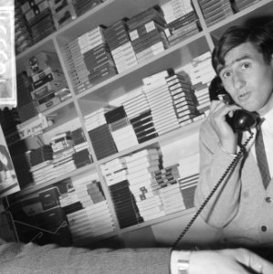 Sjaak Swart telefoneert in zijn sigarenzaak, Bestanddeelnr 918-3597