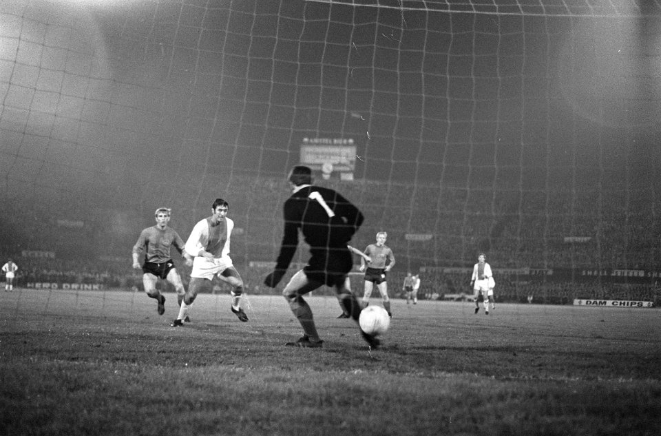 Sjaak Swart scoort de eerste goal keeper Rynio mist de bal, Bestanddeelnr 921-7318