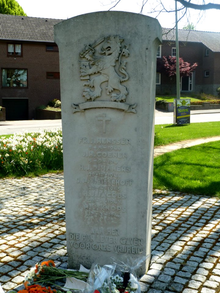 Simpelveld-Oorlogsmonument Oranjeplein (2)