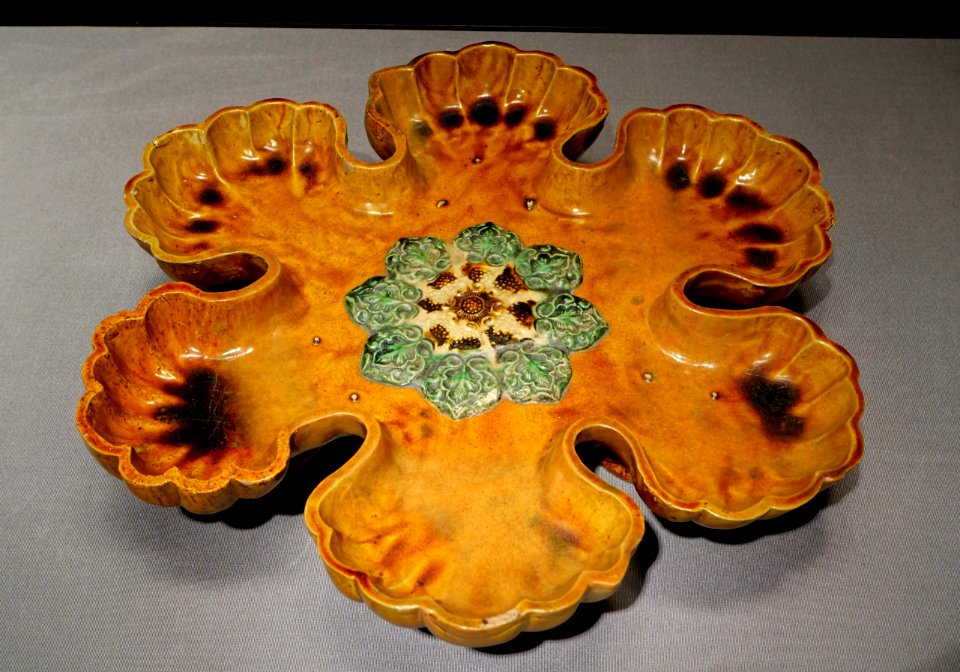Six-foliate tray, China, Tang dynasty, 600s-700s AD, ceramic, three-color glaze, applied ornament - Tokyo National Museum - Tokyo, Japan - DSC08477