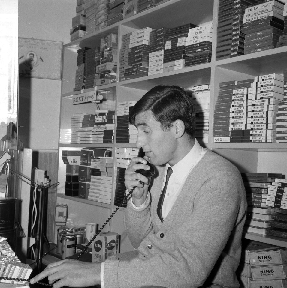 Sjaak Swart telefoneert in zijn sigarenzaak, Bestanddeelnr 918-3596
