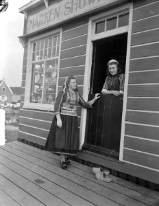 Sijtje Boes (links) bij haar winkel op Marken, Bestanddeelnr 903-0975