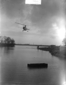 Sikorsky S 51 helicopter boven overstroomd gebied, Bestanddeelnr 905-5278