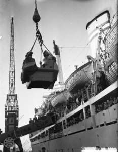 Sint Nicolaas en Zwarte Piet bezoeken het emigrantenschip de Groote Beer, Bestanddeelnr 906-8719 photo