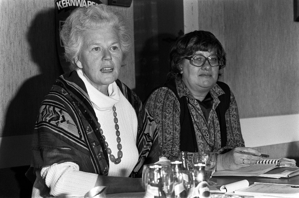 Sienie Strikwerda (links) en Adrianne van Melle--Hermans tijdens de persconferen, Bestanddeelnr 931-8227