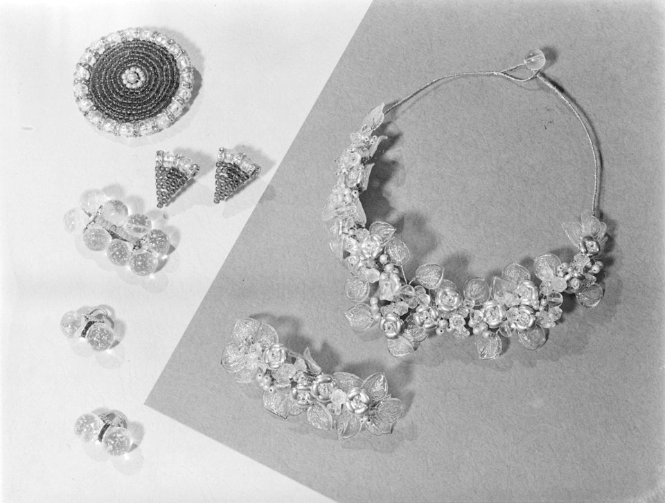 Sieraden gemaakt van glas van de fa Marie Chauvel Décoration, Bestanddeelnr 190-0844