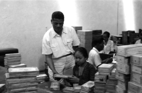Sigarenfabriek te Djokjakarta. Kolonel Julian bekijkt een sigarendoos, Bestanddeelnr 3997