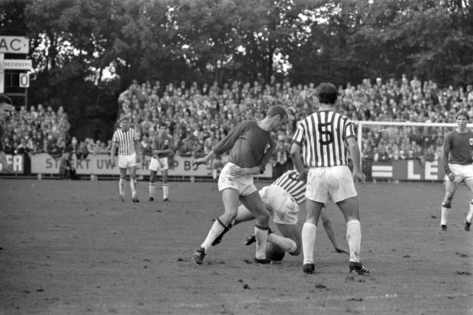 Siem Tijm in duel met Dorjee (rechts) en v.d. Bol (Holland Sport), Bestanddeelnr 921-6023