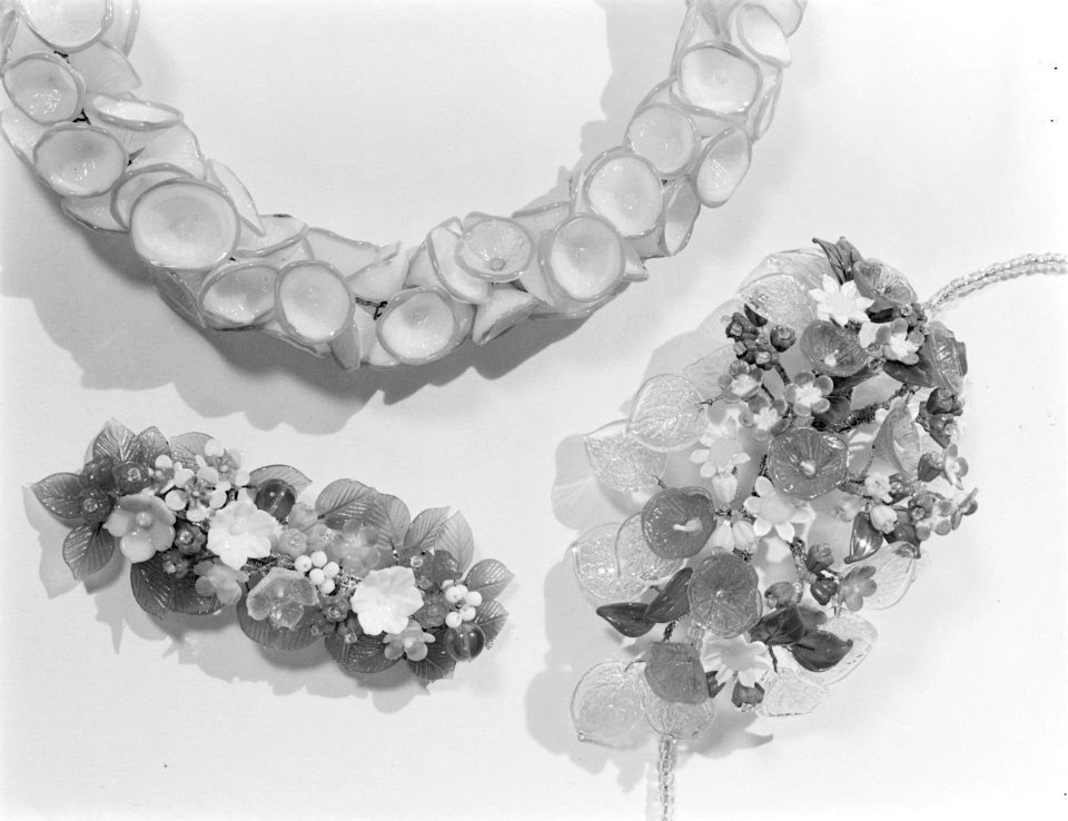 Sieraden gemaakt van glas van de fa Marie Chauvel Décoration, Bestanddeelnr 190-0845