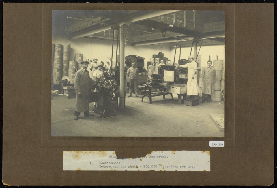 Sigarettenfabriek te Amsterdam 1 Machinezaal iedere machine maakt ongeveer 1…, Bestanddeelnr 256-1263