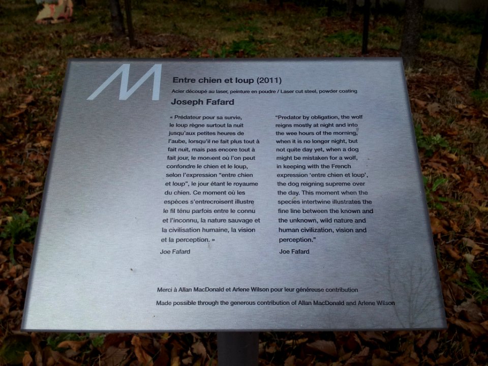 Signage for "Entre chien et loup" public art piece at Jardin de sculptures in Winnipeg, Manitoba
