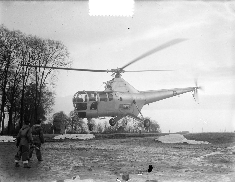 Sikorsky S 51 helicopter landt in Zierikzee, Bestanddeelnr 905-5274