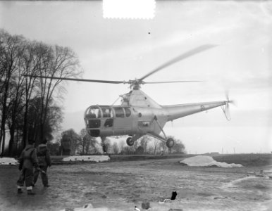 Sikorsky S 51 helicopter landt in Zierikzee, Bestanddeelnr 905-5274
