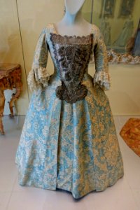 Silk gown with lace pattern, c. 1730, silk, silver lame, lace, linen lining - Germanisches Nationalmuseum - Nuremberg, Germany - DSC02696
