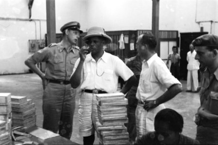 Sigarenfabriek te Djokjakarta. Kolonel Julian keurt het product., Bestanddeelnr 3994