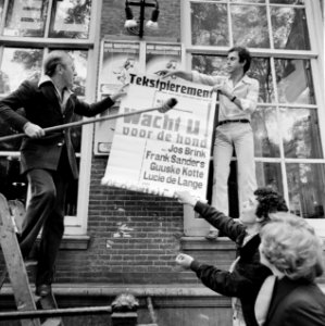 Sieto Hoving, Jos Brink, Frank Sanders en Marijke Hoving plakken affiches bij …, Bestanddeelnr 929-3050