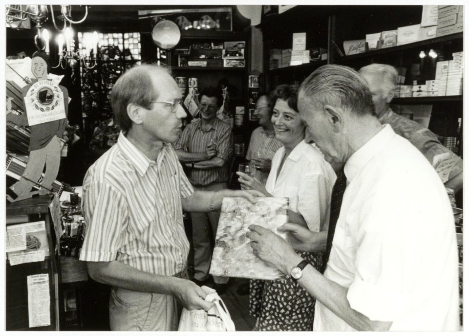 Sigarenmagazijn Braakman sluit de deuren. De tabakswinkel was sinds 1936 gevestigd in het pand Jacobijnestraat 8. Links op de foto Ger Smit (rector van het Stedelijk Gymnasium, rechts de hee, NL-HlmNHA 54035119