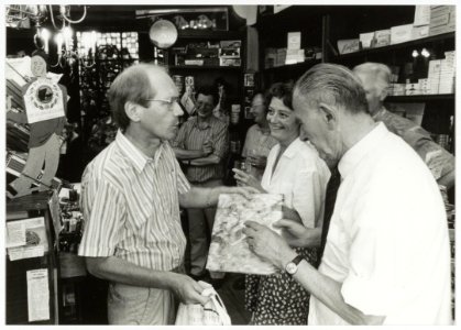 Sigarenmagazijn Braakman sluit de deuren. De tabakswinkel was sinds 1936 gevestigd in het pand Jacobijnestraat 8. Links op de foto Ger Smit (rector van het Stedelijk Gymnasium, rechts de hee, NL-HlmNHA 54035119