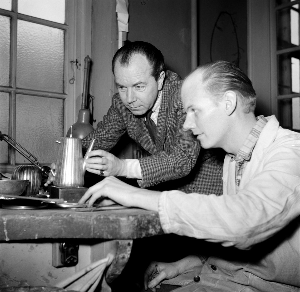 Sigvard Bernadotte bij een zilversmid die de door hem ontworpen koffiekan aan he, Bestanddeelnr 252-8883