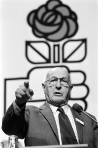 Sicco Mansholt tijdens een toespraak, Bestanddeelnr 934-4099