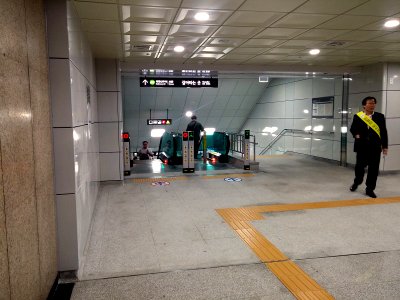 Sinseol-dong Station Transfer Passage 1