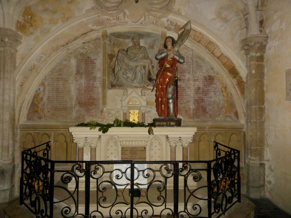 Sillé-le-Guillaume (Sarthe) église, pietà monument aux morts