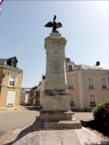 Sillé-le-Guillaume (Sarthe) monument aux morts (01)