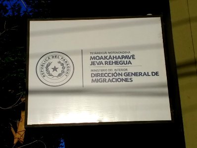 Sign in Guaraní and Spanish in Asunción