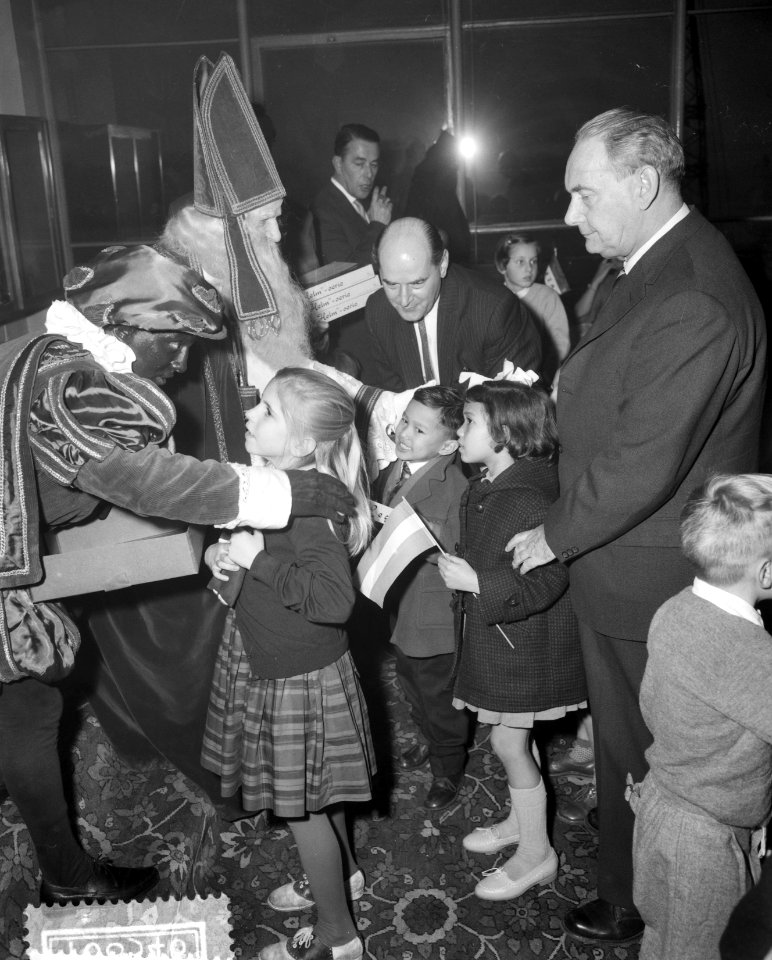 Sint Nicolaas aan boord Rijndam met Canadese emigranten, Bestanddeelnr 910-8546