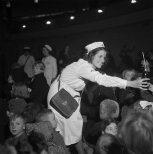 Sint Nicolaas in Amsterdam. Kinderen in zaal, Bestanddeelnr 901-1735
