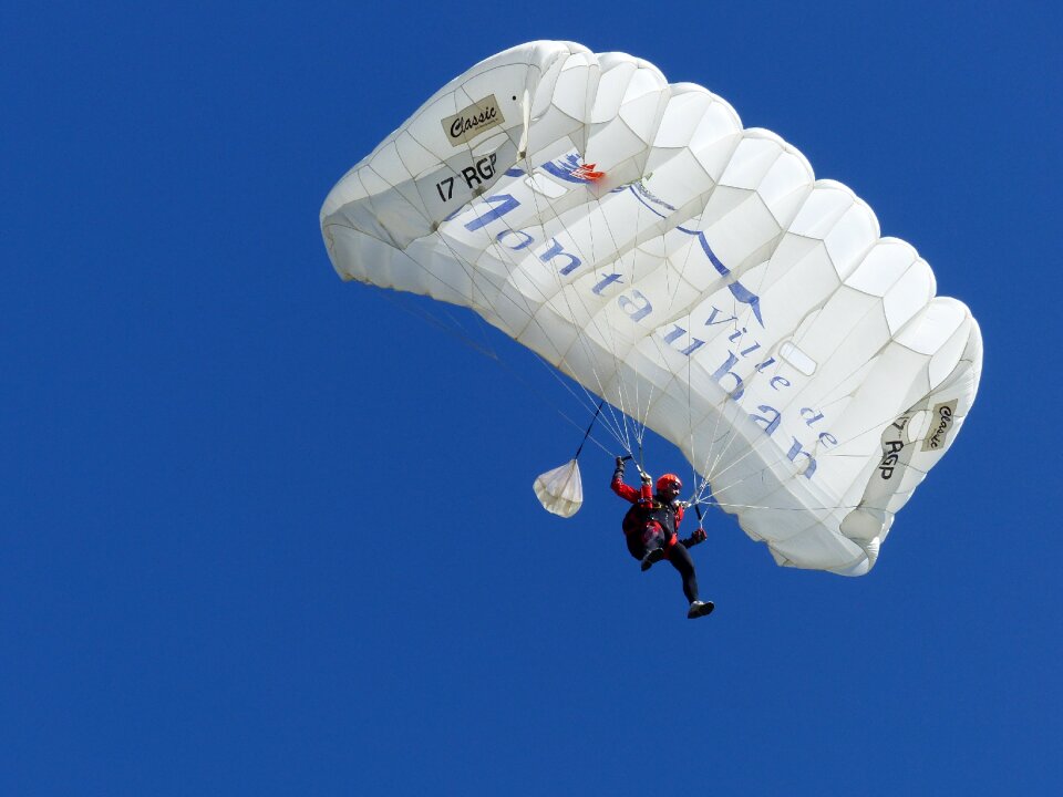 Descent parachute sky