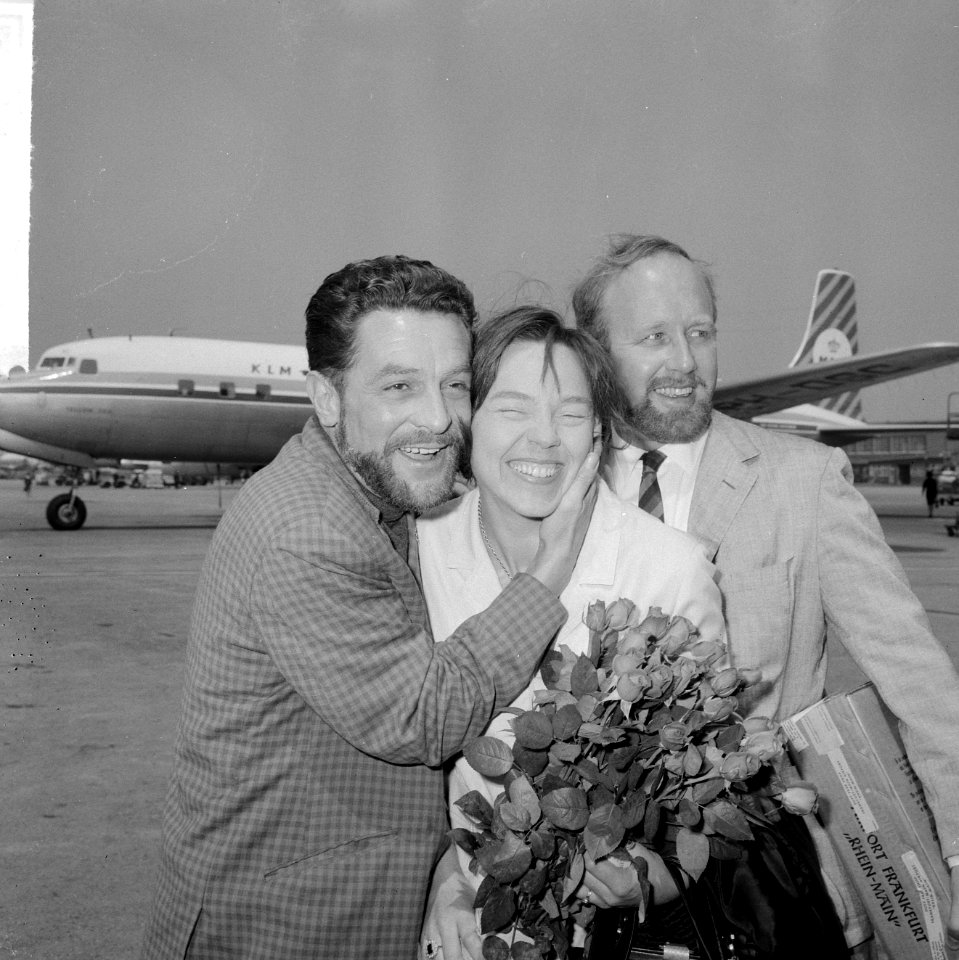 Sieto Hoving terug in Nederland, aankomst op Schiphol afgehaald door Wim Ibo (li, Bestanddeelnr 916-5894
