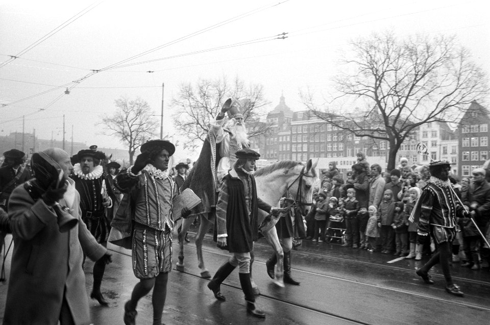 Sint Nicolaas arriveert per boot in Amsterdam, Bestanddeelnr 925-1362