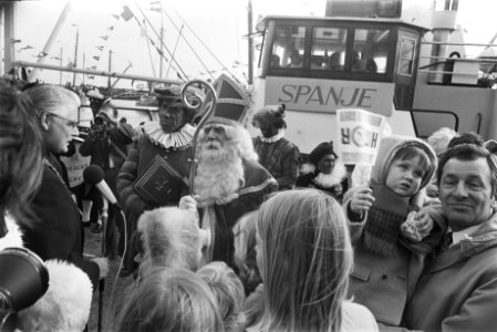 Sint Nicolaas arriveert in Volendam per boot, Bestanddeelnr 924-0121