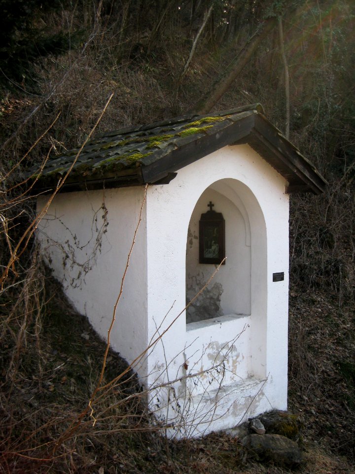 Siebte Kreuzwegstation auf dem Weg zur Kalvarienbergkapelle in Salurn 3
